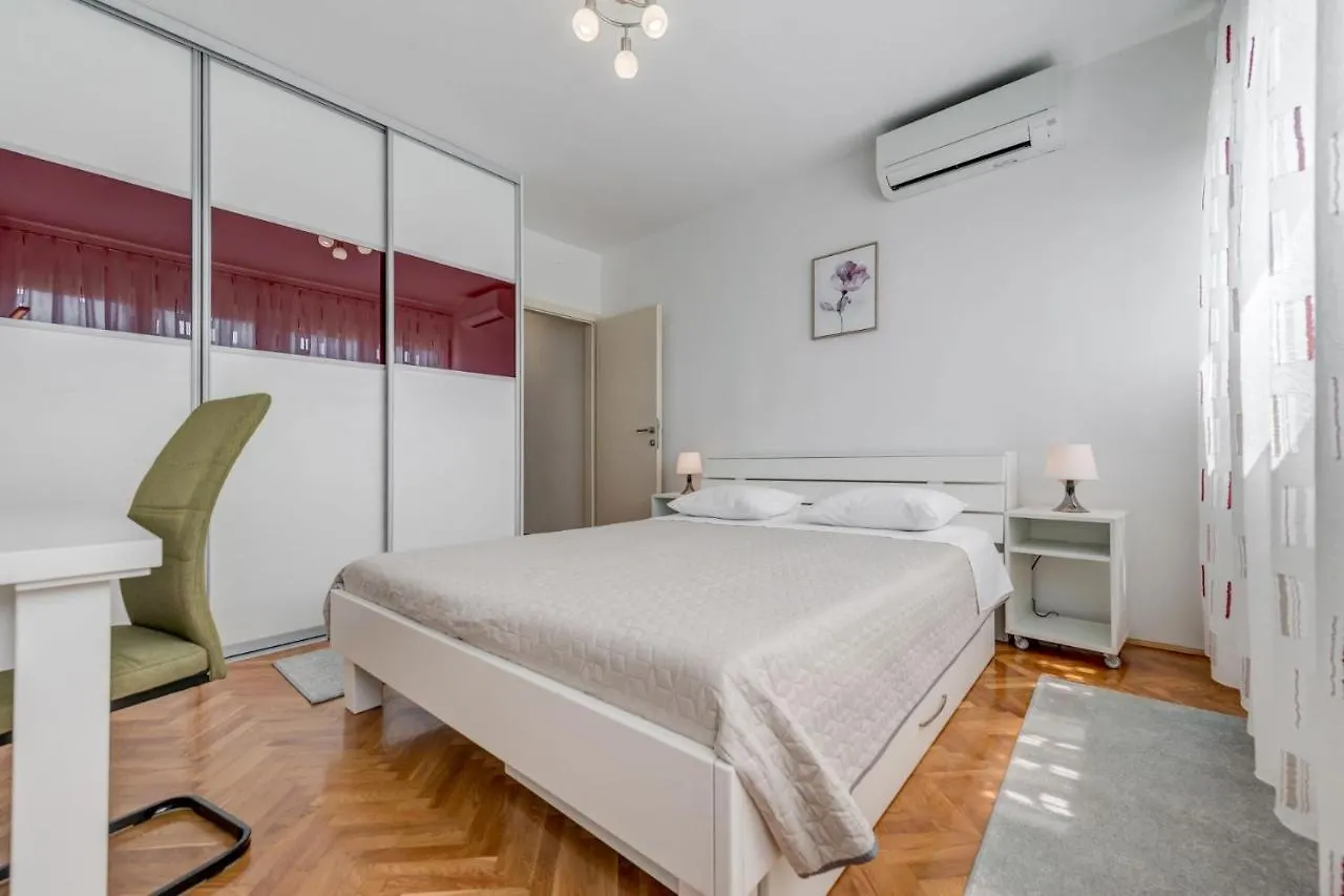 Lct Uptown Apartment Split 0*,